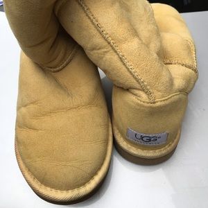 Light yellow short ugg boots